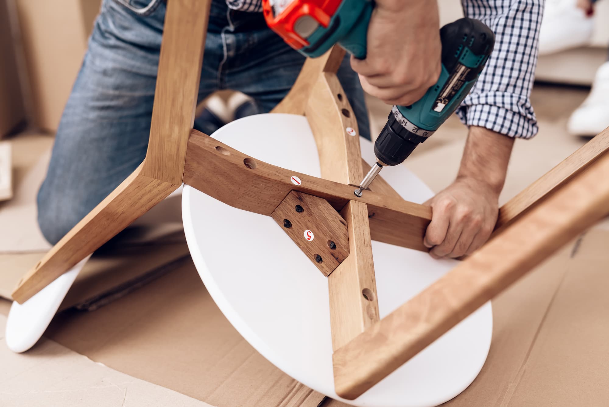 assembleur-meubles-chaise-pour-reparations-dans-mains__2_.jpg
